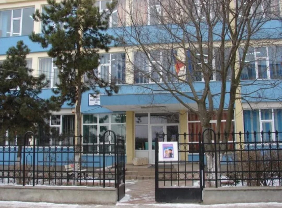 Apel umanitar pentru un adolescent din Mangalia, crescut de fratele și bunica sa: Școala Gimnazială Nr. 3 și Asociația de Părinți Albatros cer sprijinul pentru operația ce l-ar ajuta pe Matei să scape de dureri