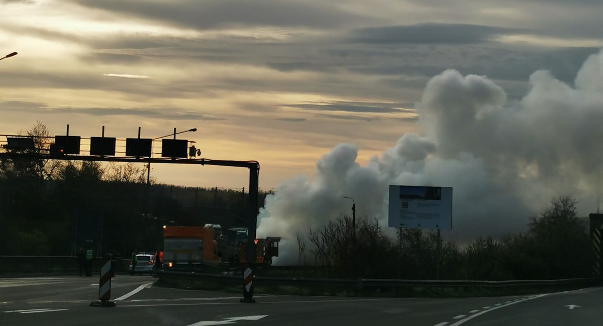 FOTO Atenție, șoferi: Autostrada A2 BLOCATĂ după ce un TIR a luat foc aproape de stația de taxare de la Fetești! Circulația a fost deviată