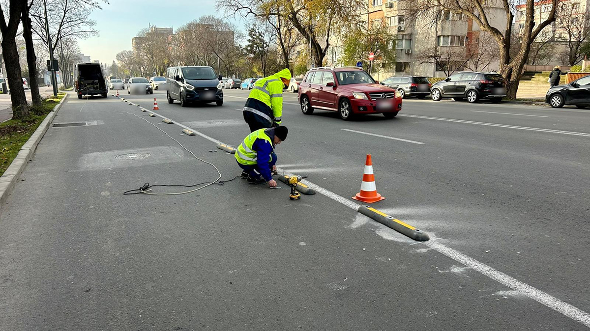 FOTO SC Confort Urban SRL montează separatori de trafic pentru crearea benzii unice pentru autobuze pe bulevardul 1 Mai