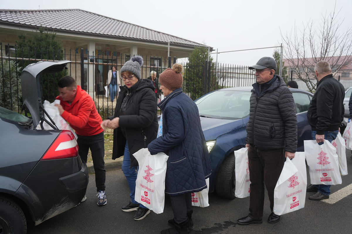 FOTO 350 de vârstnici cu venituri mici au primit pachete din partea Primăriei și Consiliului Local Cumpăna