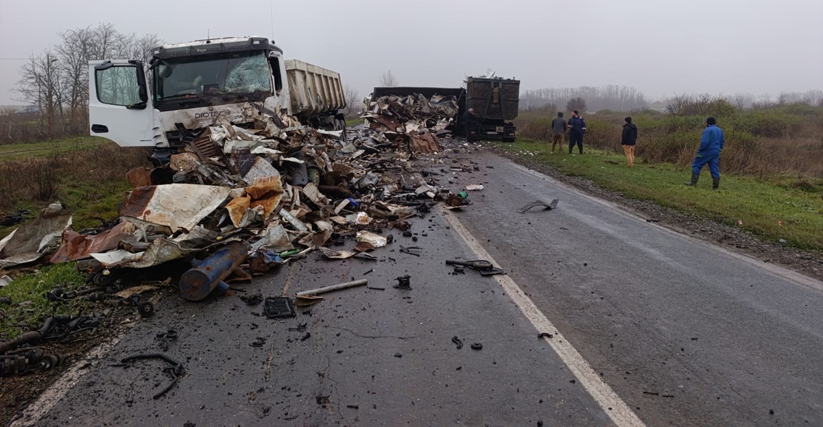 FOTO Accident GRAV între două camioane! Traficul este blocat complet. Iată ce spun polițiștii