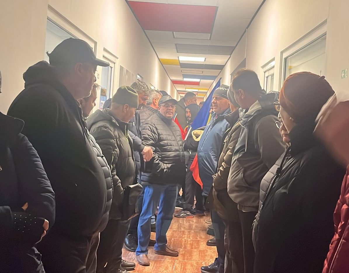Continuă protestul angajaților CT Bus: Oamenii scandează DEMISIA conducerii pe holul instituției