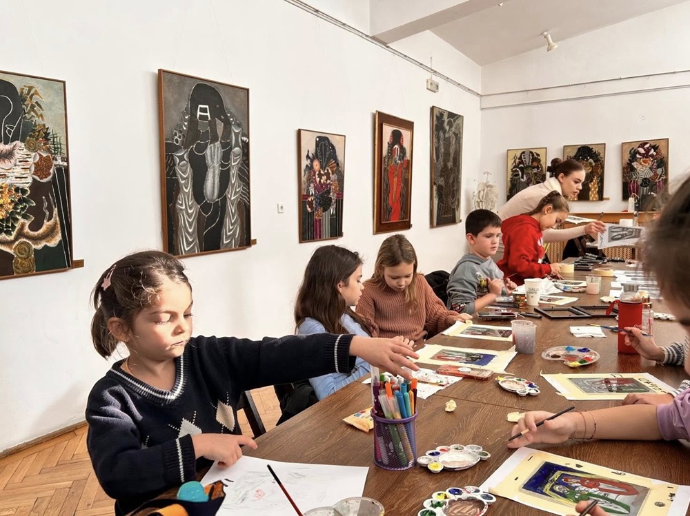 Atelierele de la Muzeul de Artă Constanța din 2025 s-au încheiat cu un moment special: icoane pe sticlă