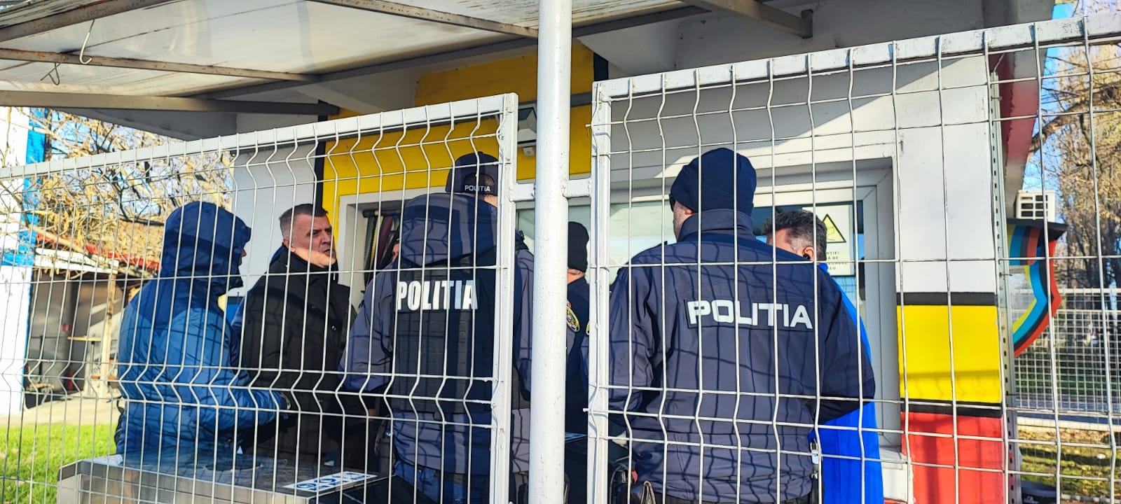 VIDEO Poliția a ajuns la sediul CT BUS. Directorul a solicitat sprijinul forțelor de ordine. Lider de sindicat: Oamenii nu vor pleca până nu se va întâmpla ceea ce își doresc: DEMISIA!