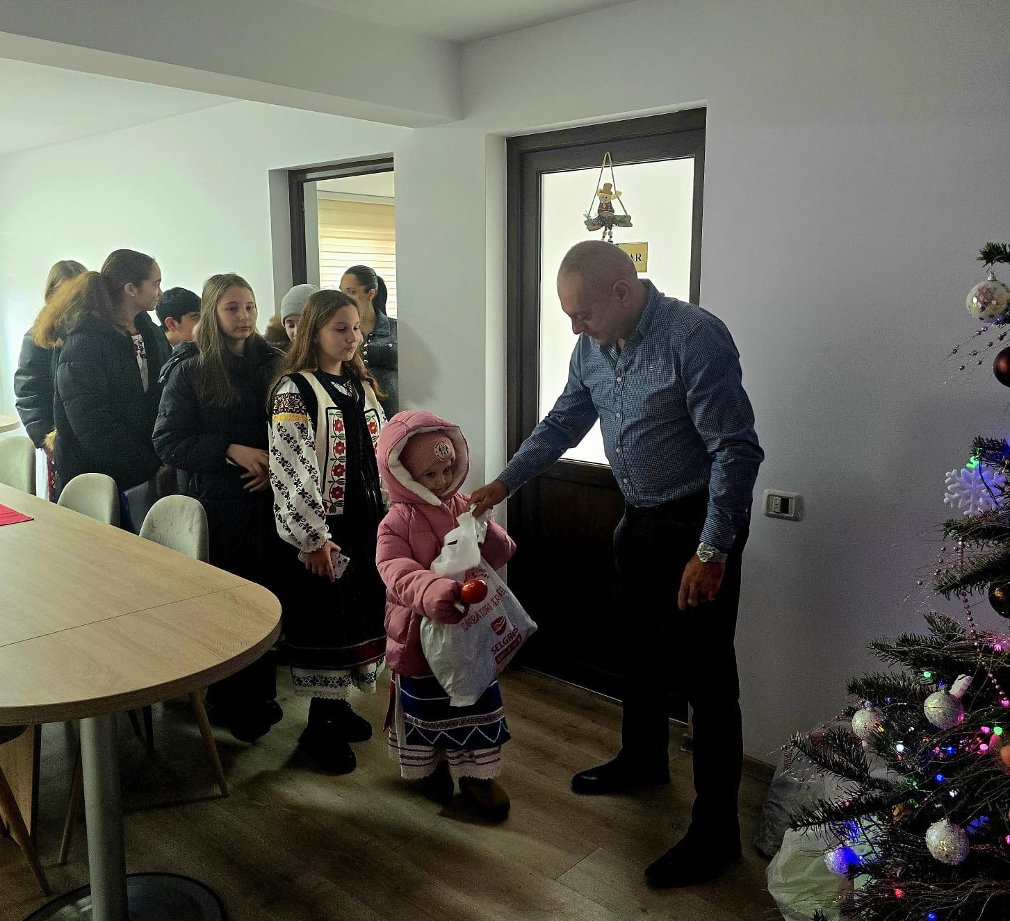 FOTO Colindătorii au adus bucuria Crăciunului la Primăria Corbu
