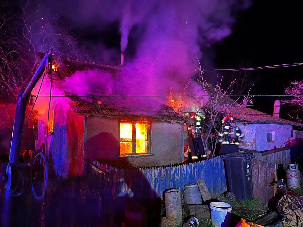 FOTO Județul Tulcea: Bărbat de 61 de ani, găsit carbonizat după ce casa i-a luat foc