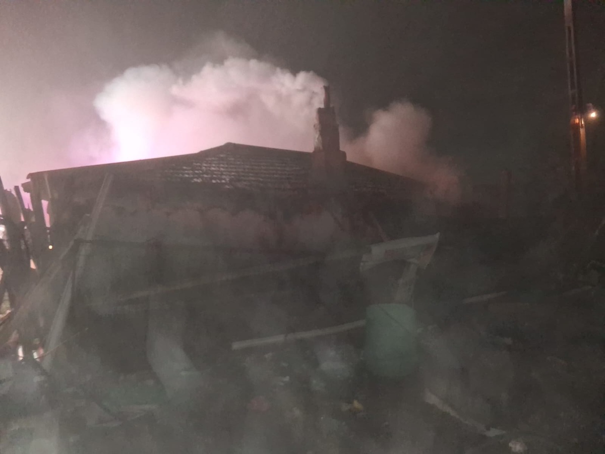 FOTO Medgidia: O persoană a MURIT după ce anexa saivanului pe care îl păzea a luat foc