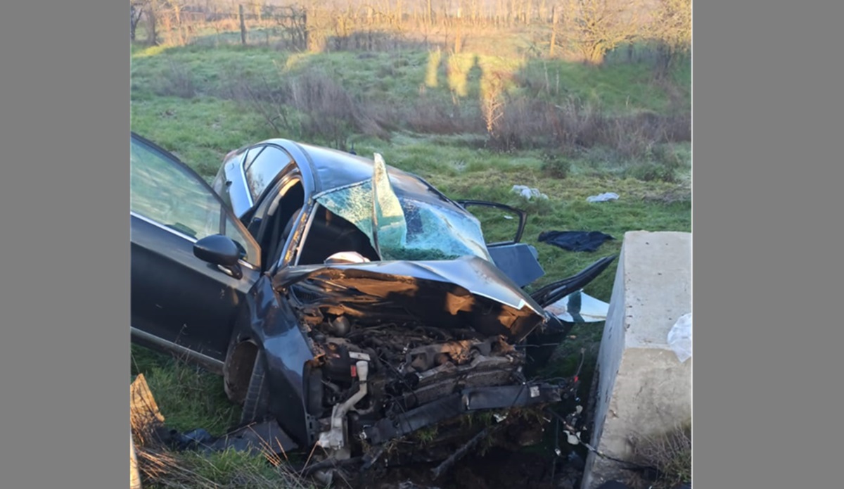 VIDEO Iată cine sunt victimele. Ar fi intrat ilegal în țară. Accident GRAV la Deleni! O mașină în care se aflau șase persoane a intrat într-un cap de pod. Două victime sunt inconștiente