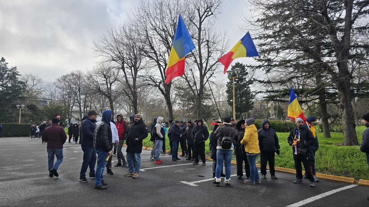 FOTO VIDEO Protest al angajaților CT Bus în fața Primăriei Constanța concomitent cu ședința Consiliului Local. Ce solicită protestatarii