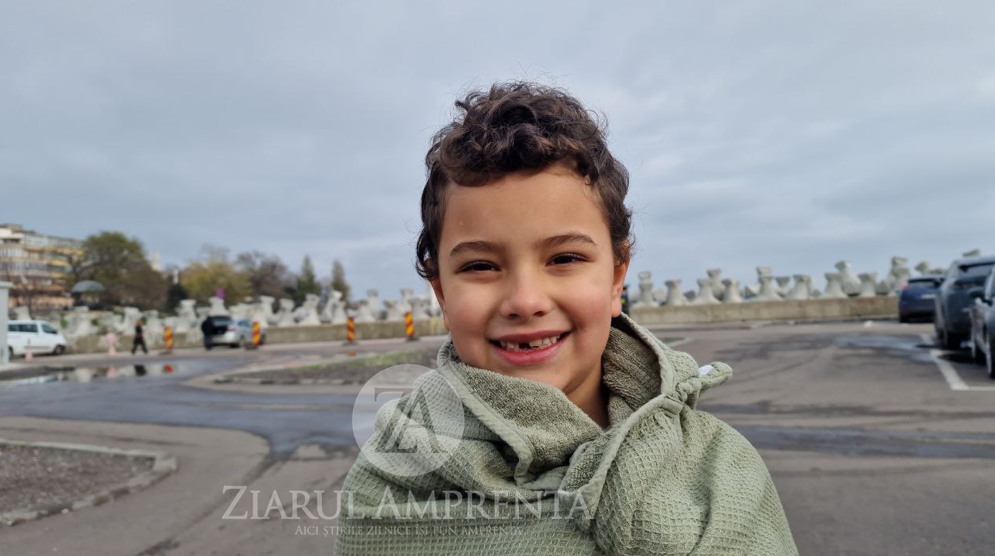 VIDEO El este Vladimir, cel mai curajos românaș din județul Constanța: Micuțul a sărbătorit 1 Decembrie în apa mării, alături de tatăl său