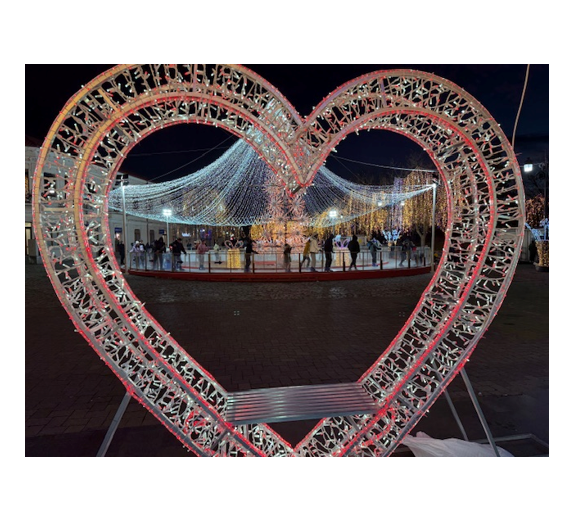Contract de câteva zeci de mii de euro atribuit de Primăria Cernavodă unei vechi colaboratoare pentru iluminatul festiv de sărbători în oraș