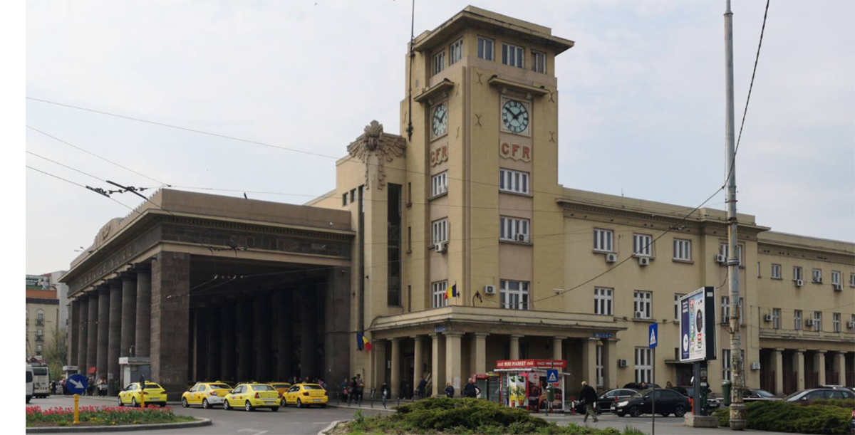 SCANDAL la Gara de Nord: Un bărbat s-a urcat pe acoperiș, a aruncat cu cărămizi în mulțime și a amenințat că se aruncă