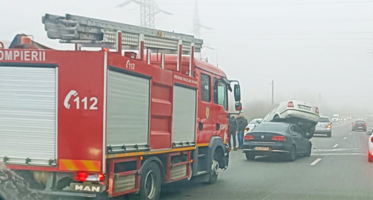 VIDEO Accident rutier SPECTACULOS: O mașină a rămas SUSPENDATĂ peste o alta, după un carambol cu patru autoturisme implicate