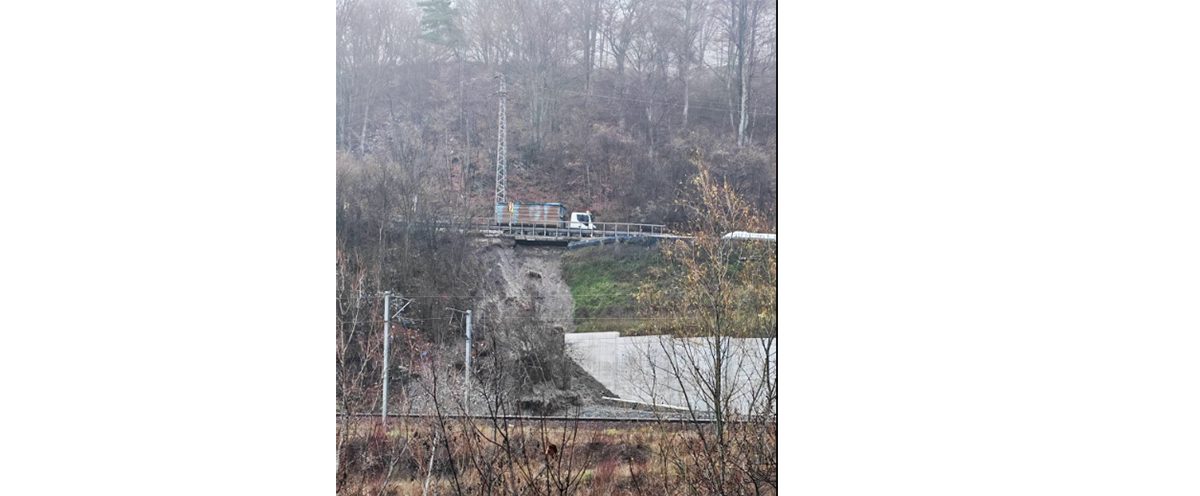 ALERTĂ! Se rupe DN1, în zona Comarnic! Traficul este restricționat după o alunecare de teren