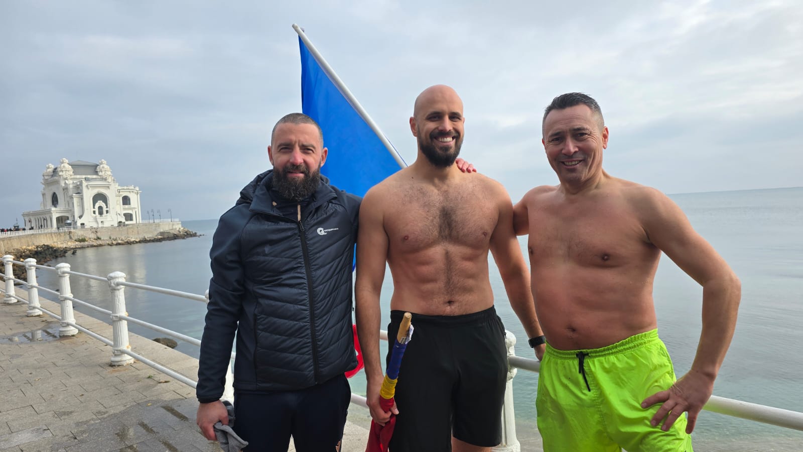 Baie în apa mării pe 1 Decembrie 2025