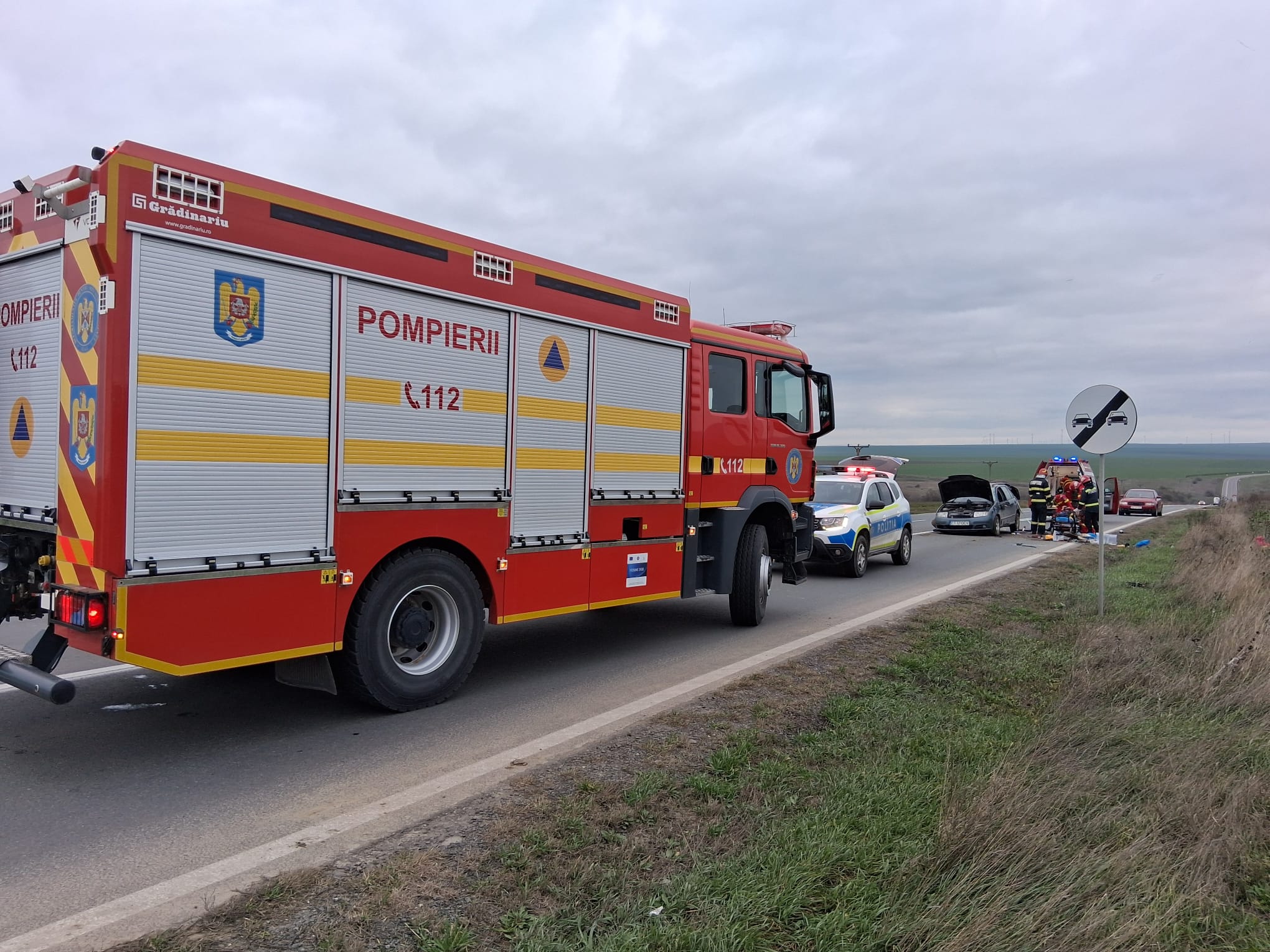 Accident grav între Crucea și Stupina. O persoană este încarcerată