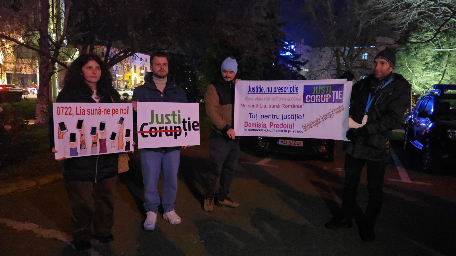 FOTO VIDEO Un protest pentru justiție are loc în aceasă seară, în fața Prefecturii Constanța. Doar câteva zeci de persoane sunt prezente