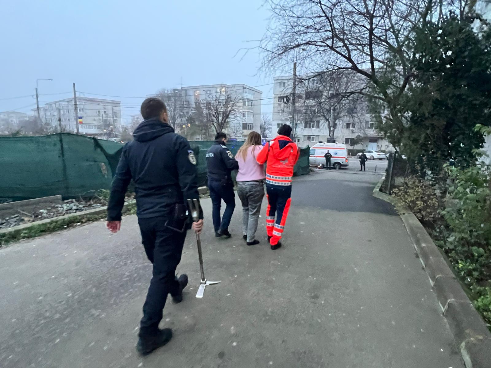 Constanța: Intervenție contracronometru a echipajelor de salvare după ce o femeie a căzut într-un apartament de pe strada Soveja