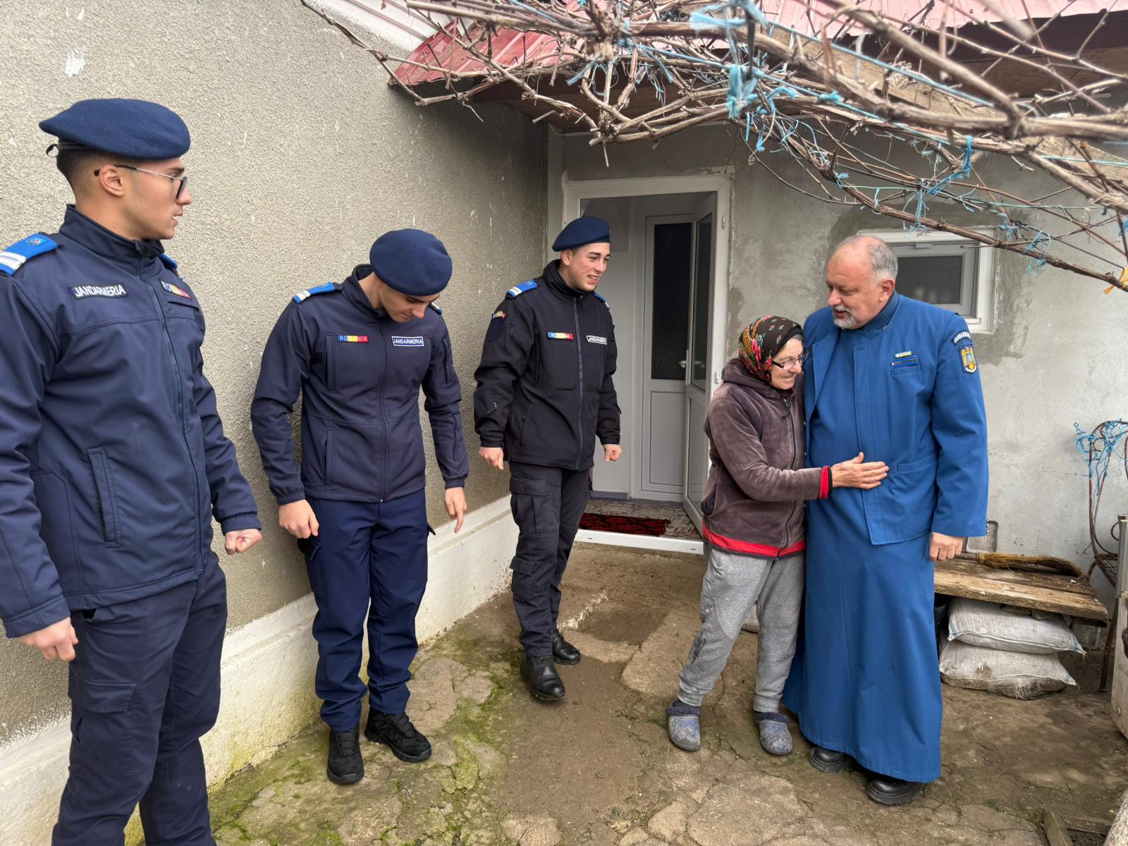 FOTO VIDEO Gest de suflet al jandarmilor constănțeni: O vârstnică din Albești, ajutată să treacă, cu bine, iarna