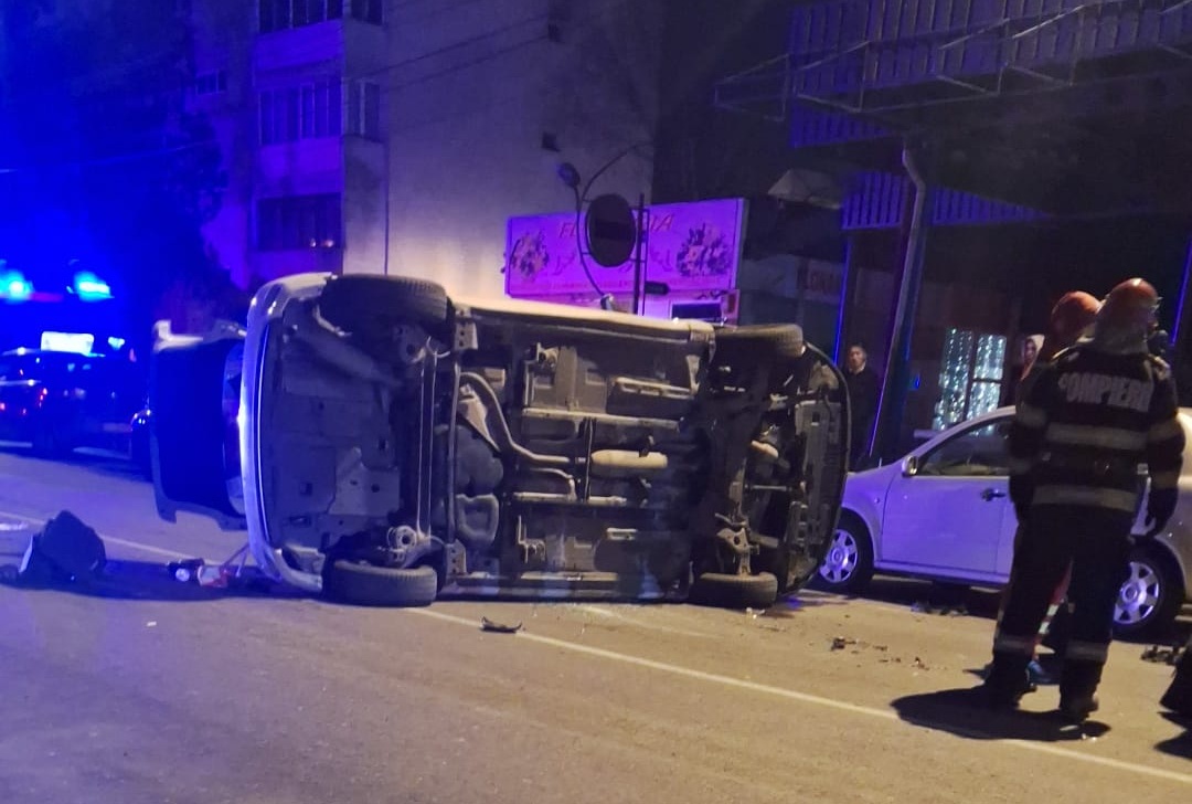 Cascadorii la miezul nopții: Un autoturism s-a RĂSTURNAT pe I.L.Caragiale, în zona pieței din Constanța