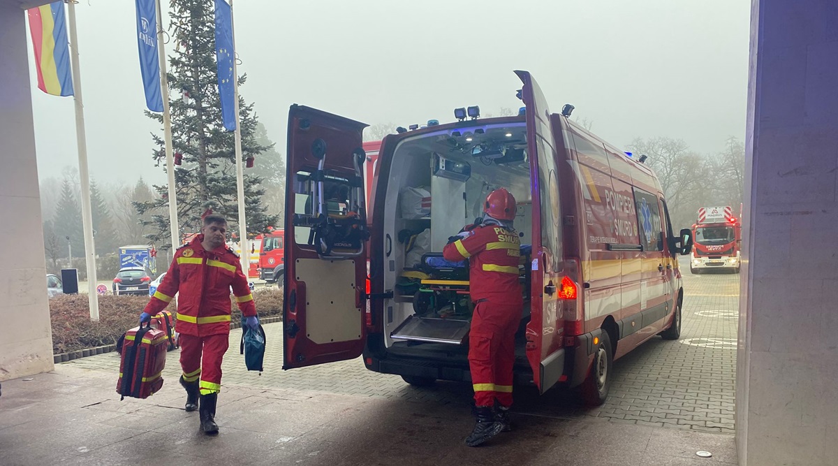 FOTO Accident de Final Destination: 4 copii și doi adulți au ajuns la spital după ce tavanul piscinei interioare a hotelului s-a prăbușit peste ei