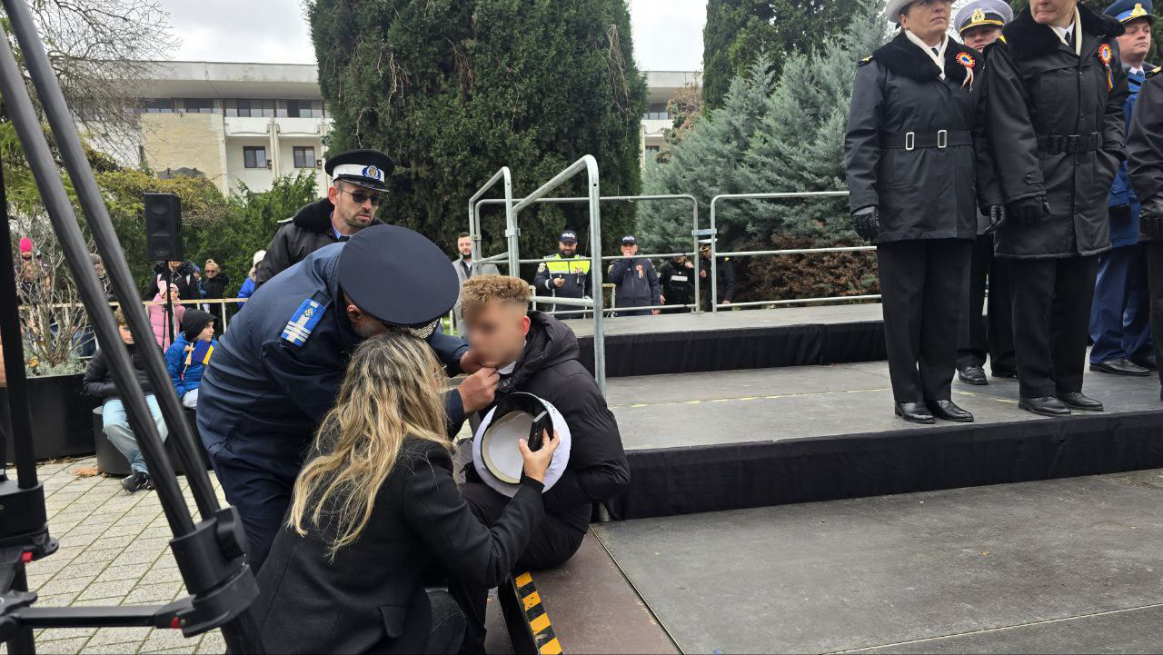 Intervenție ISU în timpul paradei de 1 Decembrie, pentru un adolescent