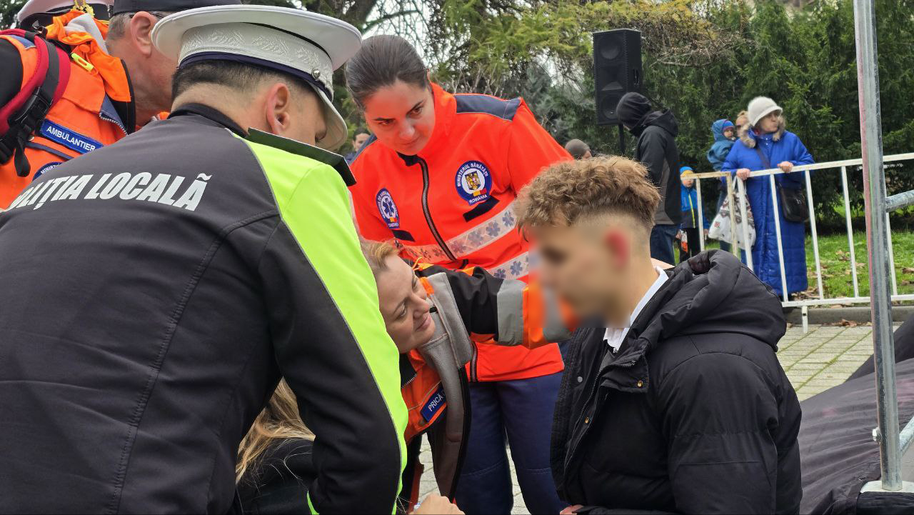 FOTO Un nou incident în timpul paradei de 1 Decembrie de la Constanța: Unui adolescent i s-a făcut rău