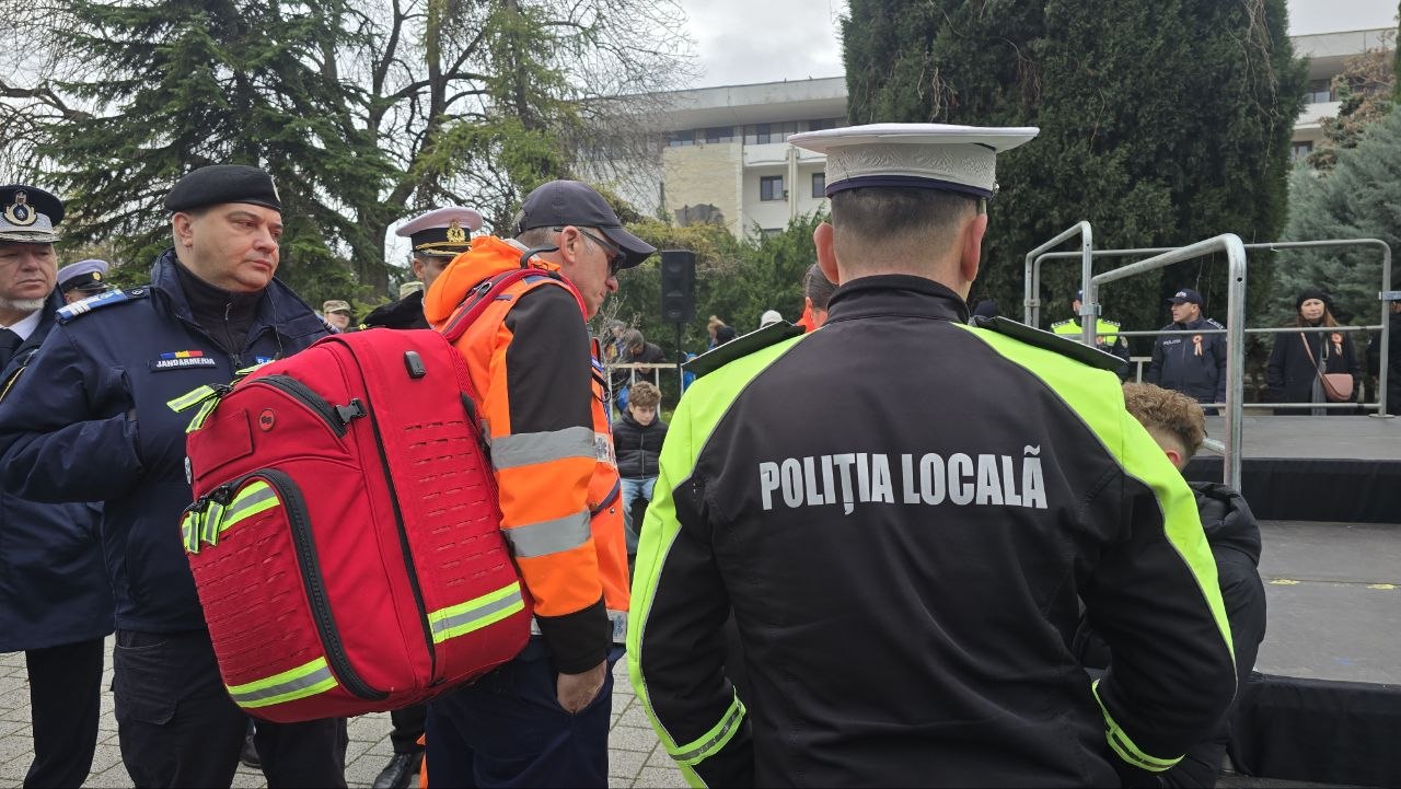 Intervenție ISU în timpul paradei de 1 Decembrie, pentru un adolescent