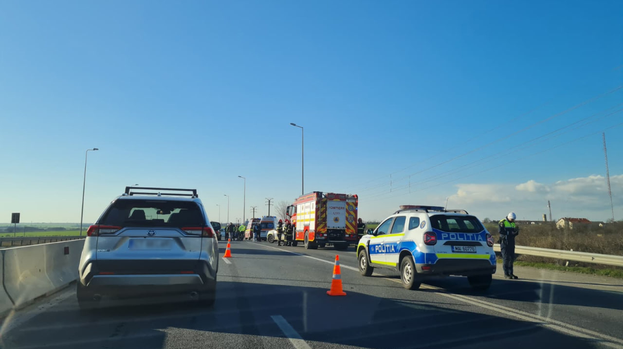 Accident pe A4, în zona intrării pe A2: Un autoturism a intrat în parapet