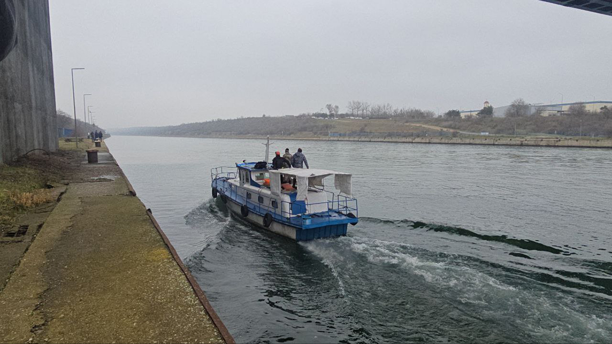 Scafandrii au reluat căutările minorei din Movilița