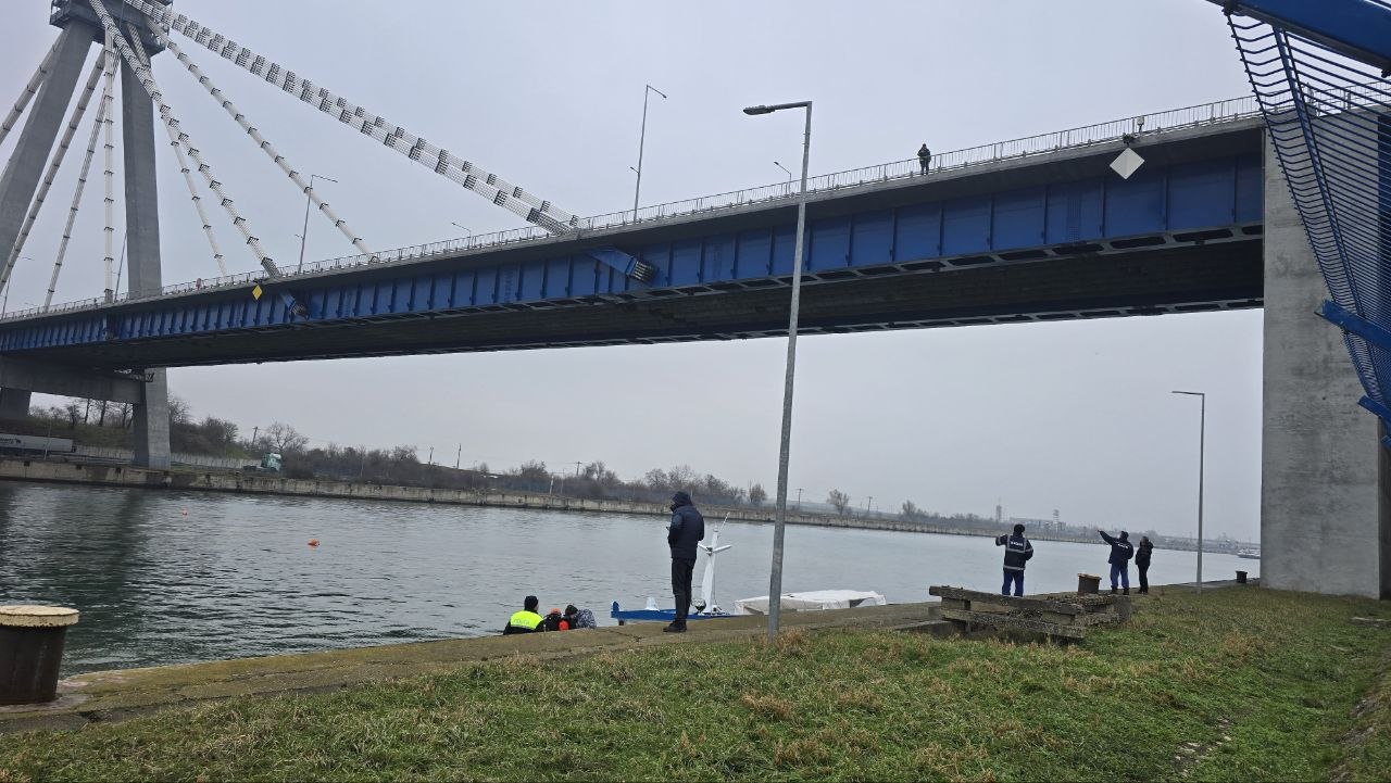 FOTO VIDEO UPDATE Scafandrii au reluat căutările minorei din Movilița, care ar fi căzut de pe podul rutier de la Agigea în Canalul Dunăre-Marea Neagră