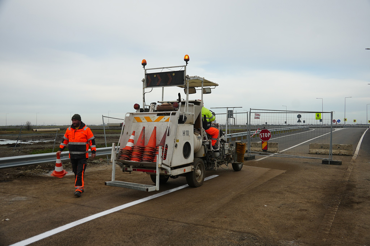 FOTO AVANSEAZĂ lucrările de modernizare pe strada Prelungirea Tractorului din Cumpăna: A început montarea stâlpilor de iluminat