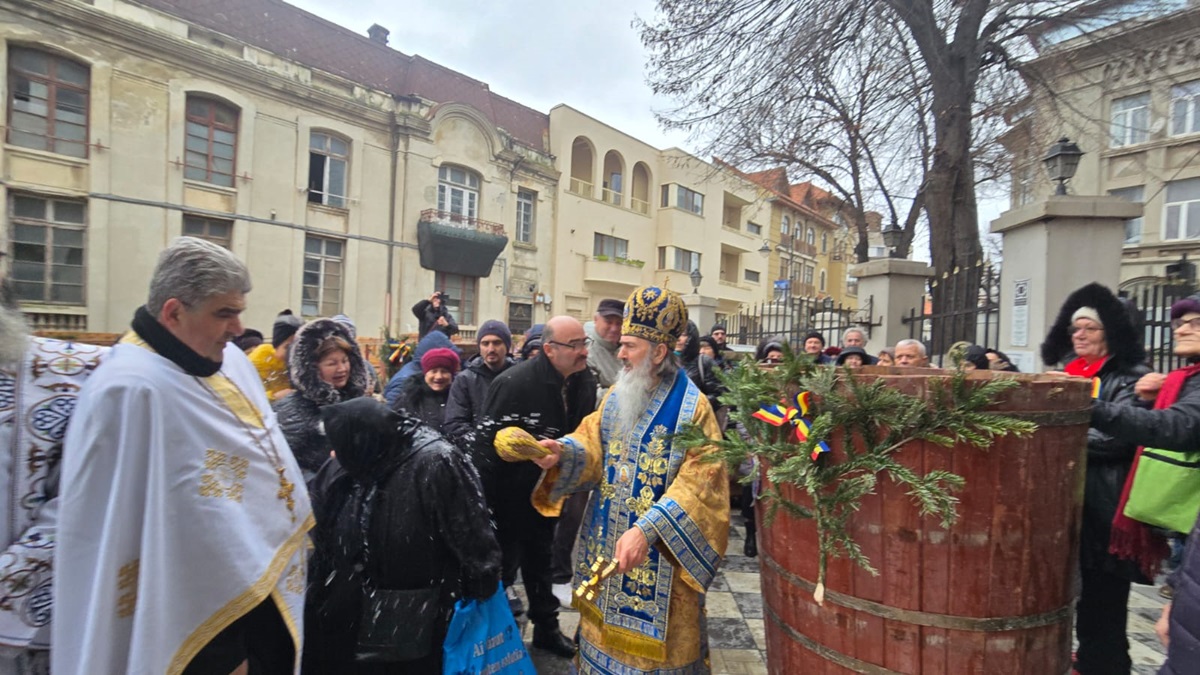 FOTO VIDEO Ajun de Bobotează, la Constanța: Zeci de credincioși participă la pregătirea sticlelor cu Agheasma Mare. ÎPS Teodosie: Am văzut cum la sfințire apa Iordanului s-a oprit!