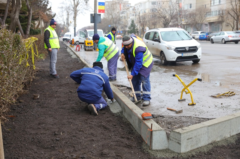 FOTO Echipele Confort Urban continuă lucrările de modernizare pe strada Dezrobirii din Constanța