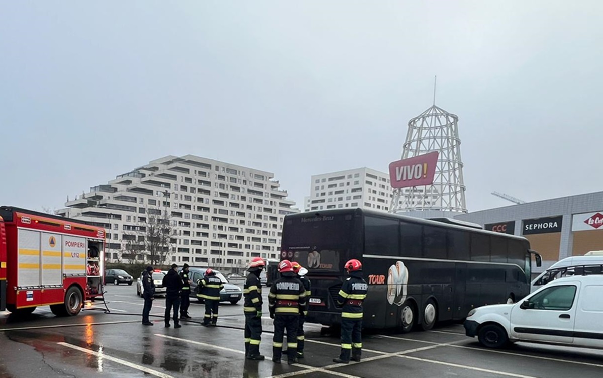 FOTO Incendiu în parcarea Vivo Mall! Au ars cablurile electrice ale unui autocar