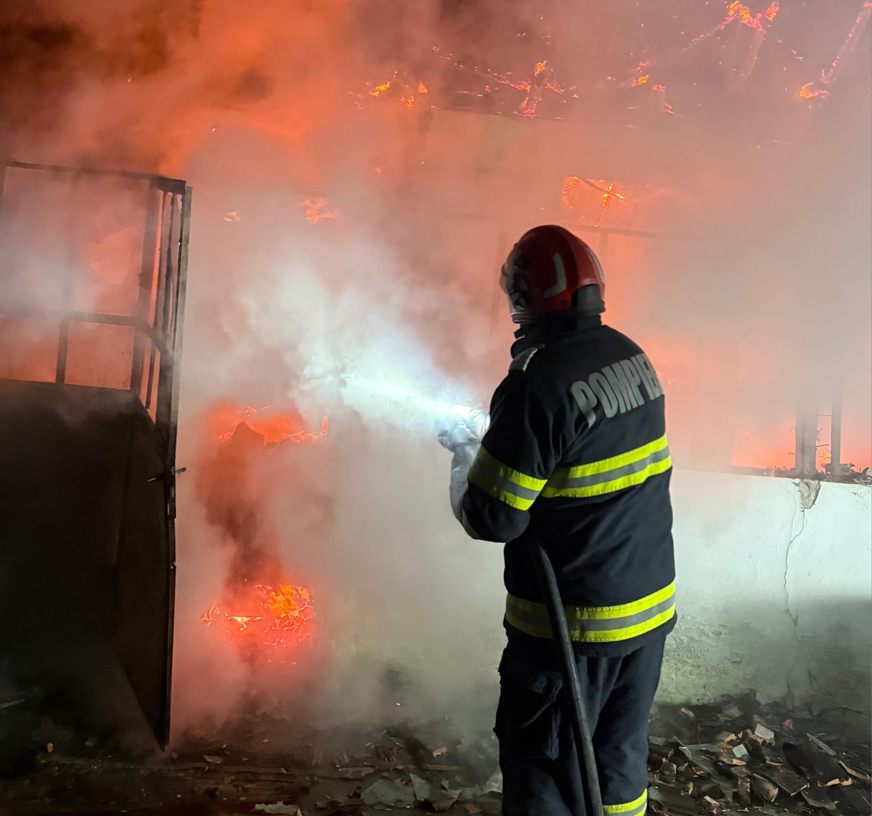 FOTO O femeie de 97 de ani, găsită decedată după ce un incendiu i-a mistuit casa