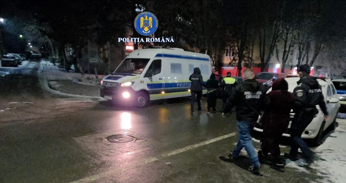 VIDEO Două femei, ÎNCĂTUȘATE de polițiștii din Medgidia, sub acuzații că au vrut să convingă o bătrână, victimă în alt dosar, să-și schimbe declarațiile