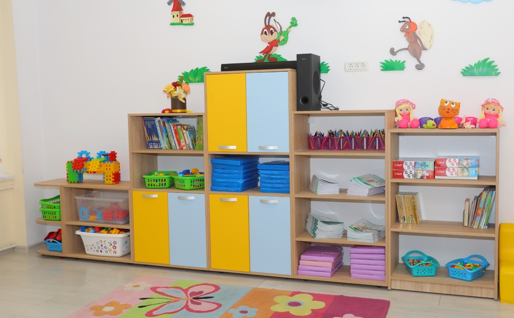FOTO Vești bune pentru preșcolarii și elevii din Constanța: A început dotarea cu mobilier a unităților de învățământ din municipiu
