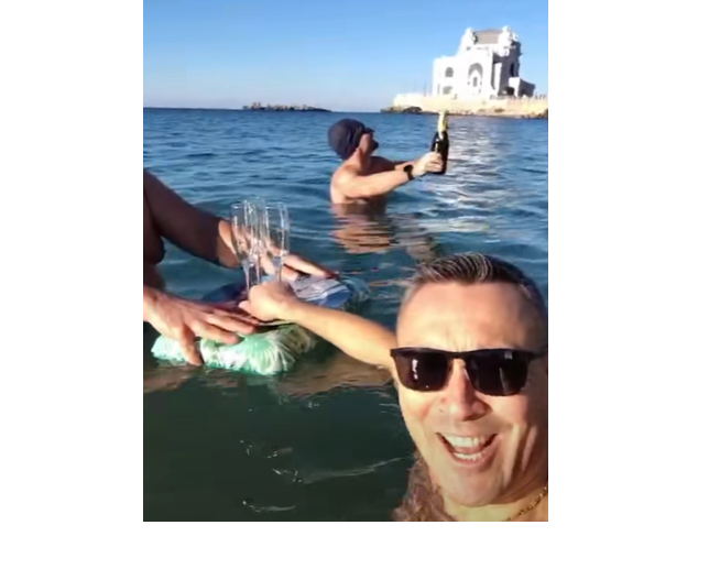 VIDEO Constanța: Continuând tradiția, trei bărbați curajoși și-au început anul cu o baie în mare