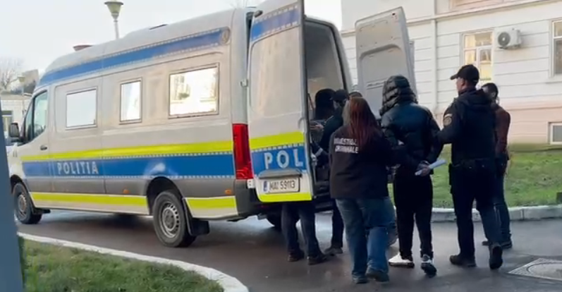 VIDEO Scandal monstru la Constanța provocat de trei bărbați: au intrat într-un imobil și au spart mai multe geamuri, pe fondul unui conflict mai vechi. Toți au fost reținuți