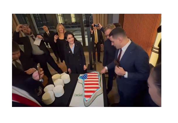 Liderul AUR, George Simion, filmat în SUA, în timp ce taie un tort în forma Groenlandei pe care era un steag american