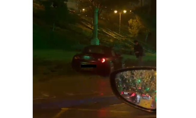 Accident pe Valea Portului din Constanța. Un autoturism de mici dimensiuni a ajuns pe spațiul verde