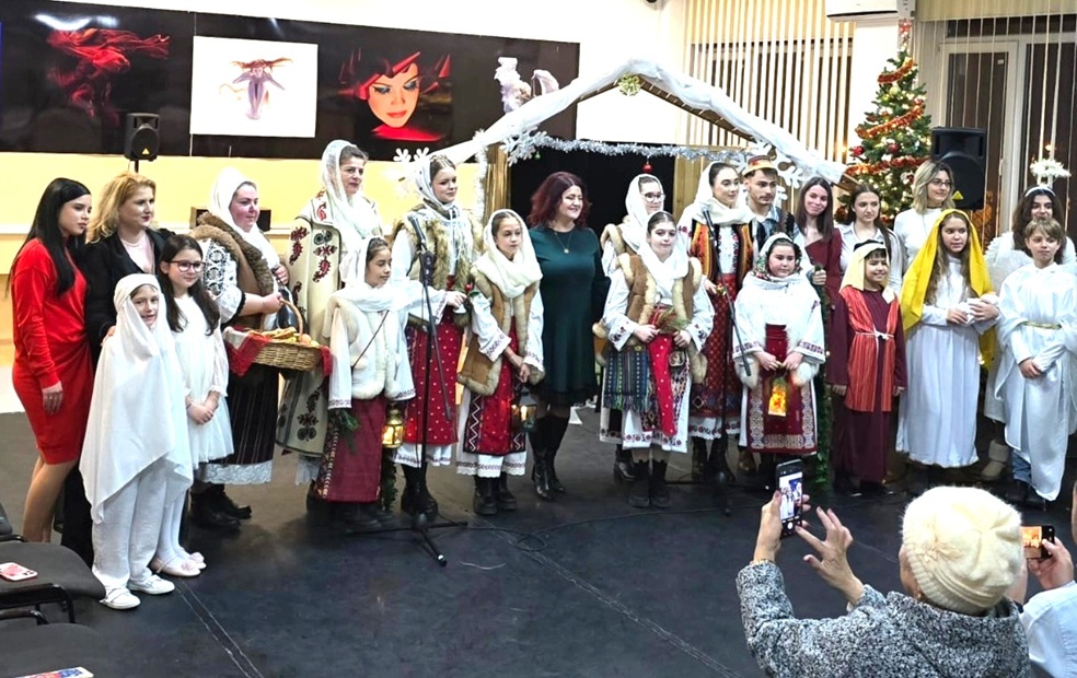 FOTO Cursanții clasei de actorie de la Centrul Cultural Județean Teodor T. Burada au oferit, de Crăciun, un spectacol de teatru și colinde de excepție