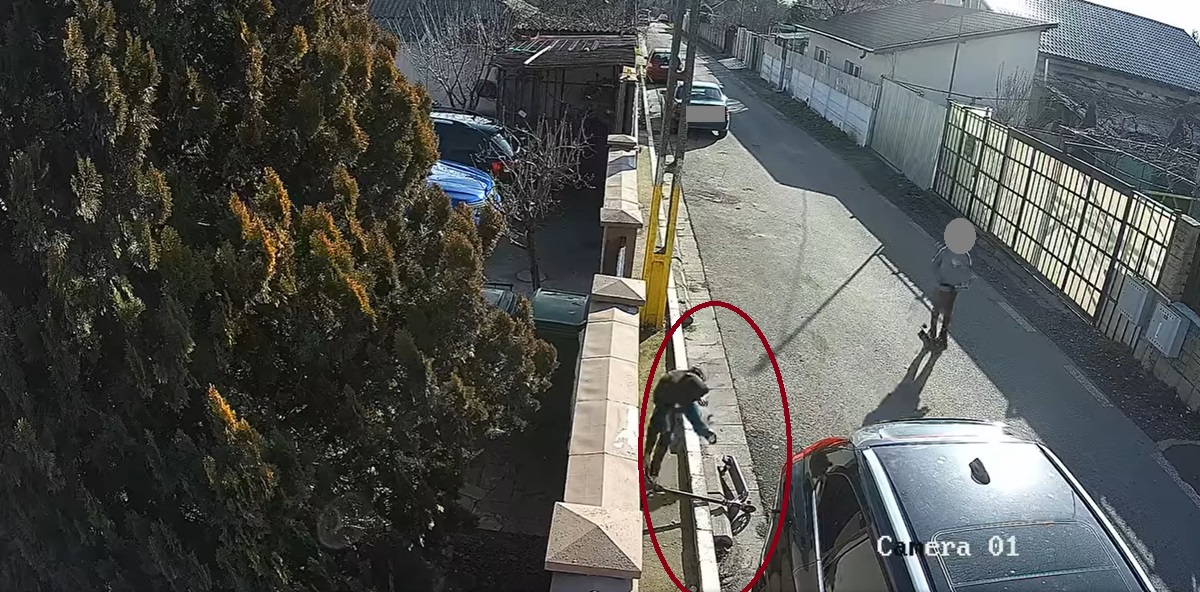Un copil ar fi furat o trotinetă în Valu lui Traian! Totul a fost surprins de camerele video