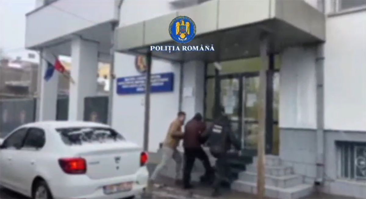 VIDEO Doi consăteni s-au luat la ceartă în ziua de Bobotează: Unul a ajuns la spital cu gâtul tăiat, celălalt în arest
