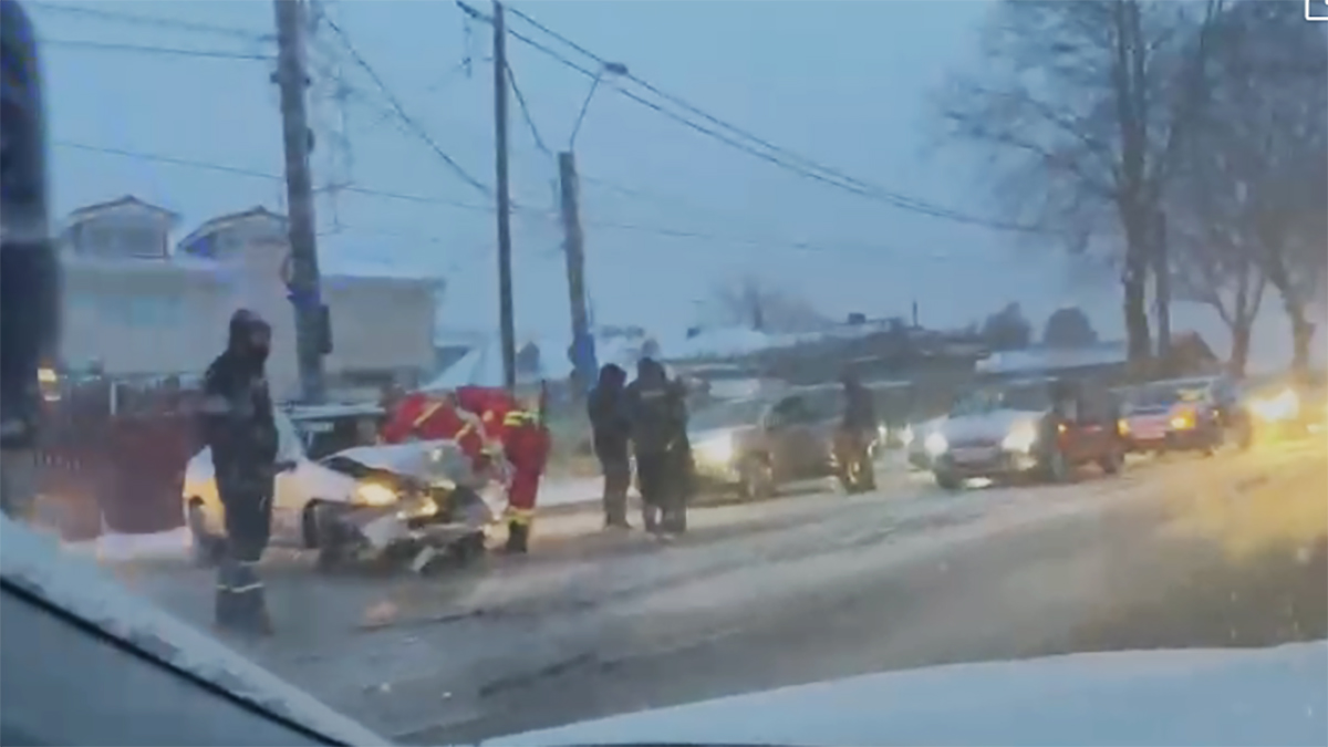 VIDEO Accident rutier pe bulevardul I.C. Brătianu din Constanța: O victimă este încarcerată după ce un camion și un autoturism s-au ciocnit