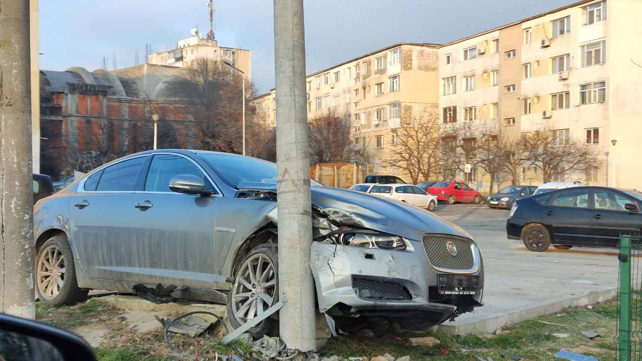 FOTO Accident pe strada Portului, din Mangalia! Un Jaguar a rupt un stâlp aproape de Liceul Ion Bănescu