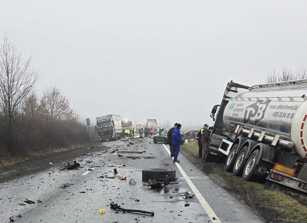 FOTO Carnagiu pe un drum național! Șase oameni au murit. Traficul este oprit. Iată ce s-a întâmplat