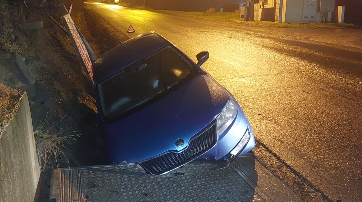 Un șofer din Tulcea a intrat cu mașina-n șanț după ce a urcat beat criță la volan