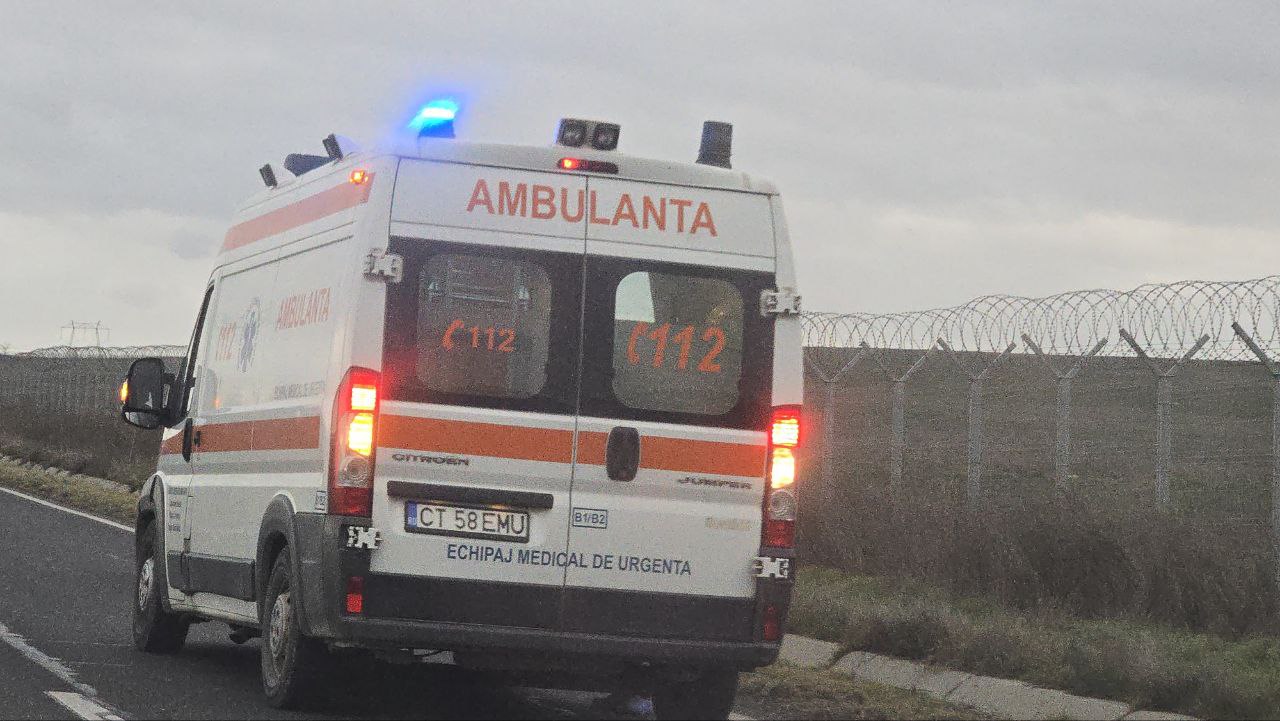 Accident pe DN 22. Un autoturism a intrat în parapet în curba de la Tașaul